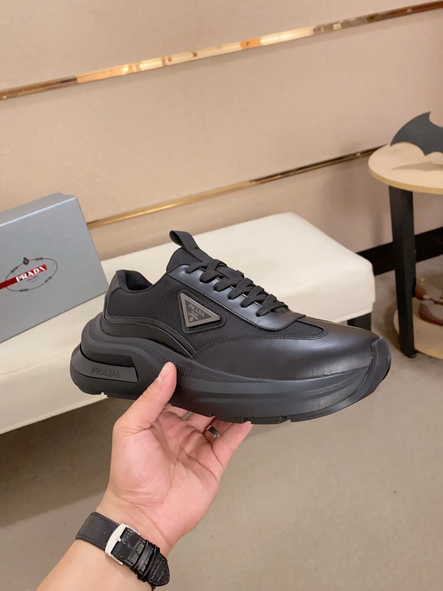 Men's shoes 💰 660💰 ✔️✔️✔️Higher version High-quality new PRADA (Prada) counters are launched simultaneously. The new men's shoes and 😘fabrics are made of high-tech glue-making technology. Lining: Full cowhide lining. 👍🏿 High-end ☄️ Air-cushion molded anti-slip foam outsole, exquisite lines, simple and elegant, comfortable and high-end for leisure travel. Code number: 38 to 44 (45 can be customized and cannot be returned or exchanged)